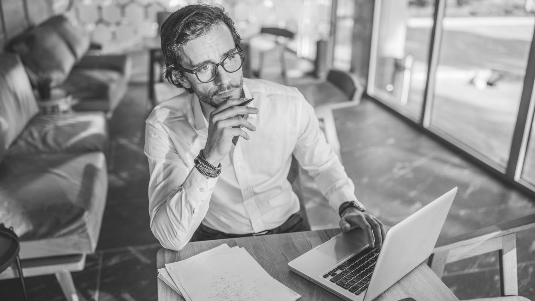 Espacio de trabajo con ordenadores y documentos de análisis financiero