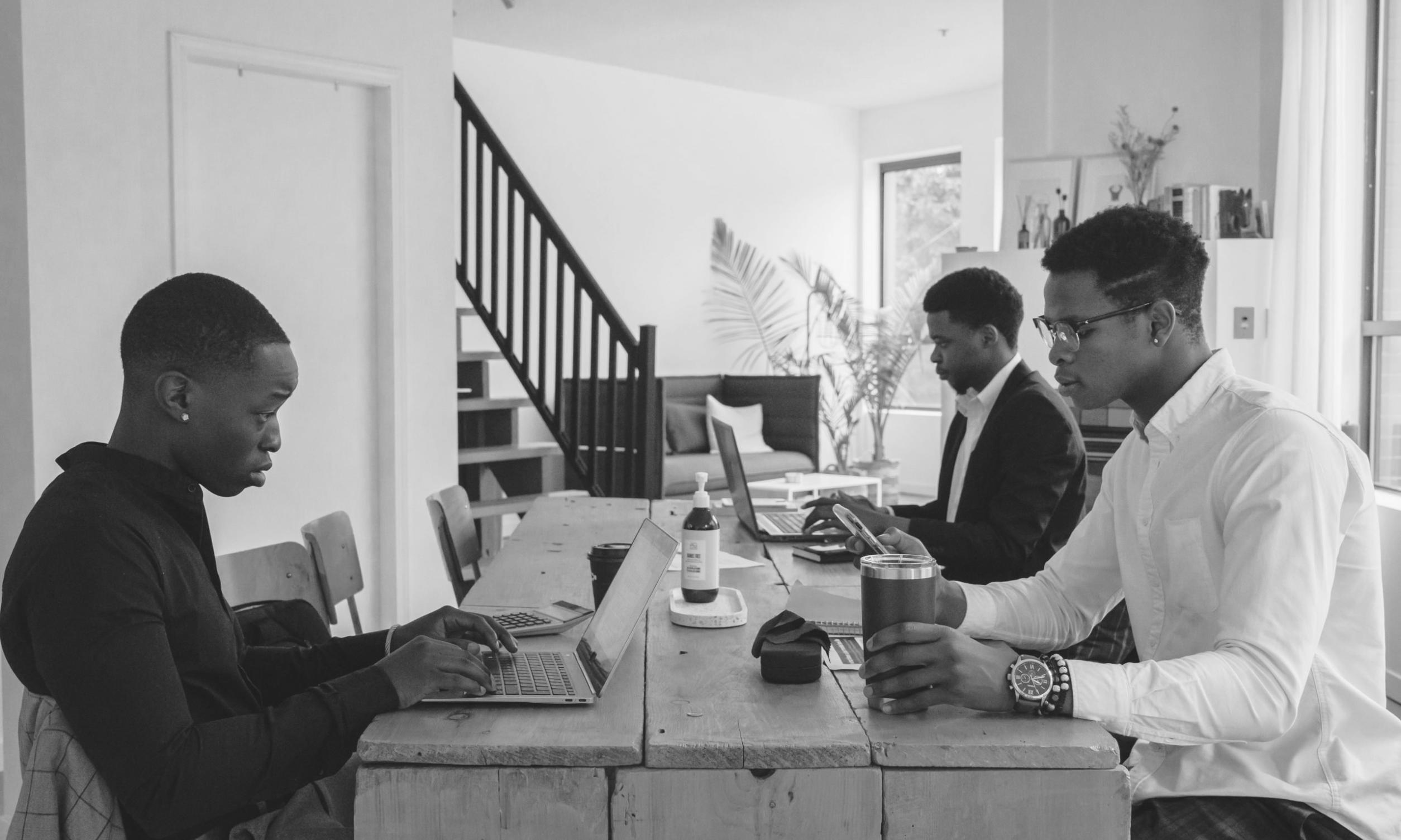 Profesionales trabajando en análisis de datos financieros en equipo