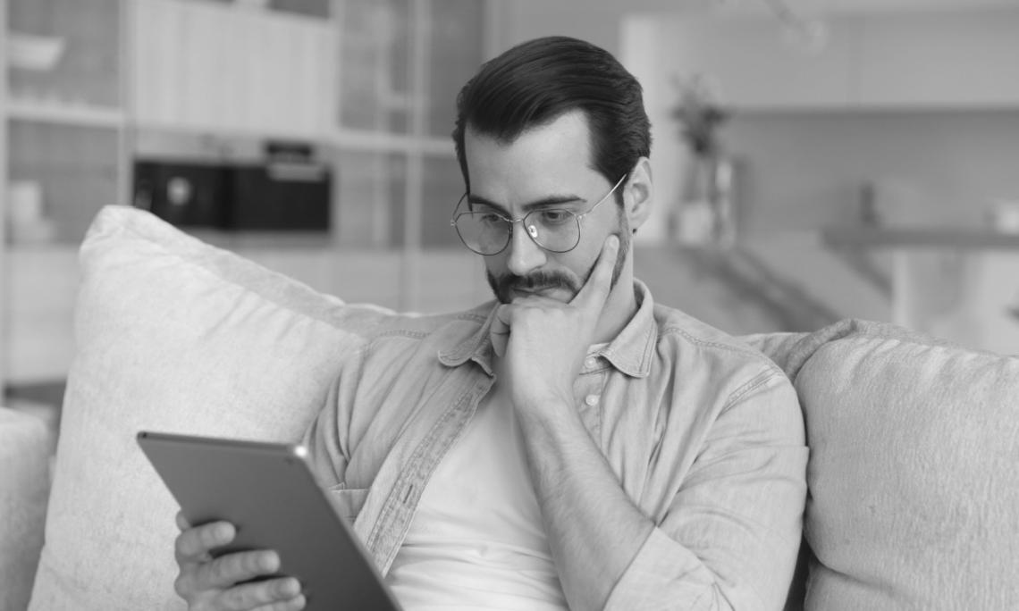 Profesionales analizando datos financieros y presupuestos de proyectos en un entorno colaborativo