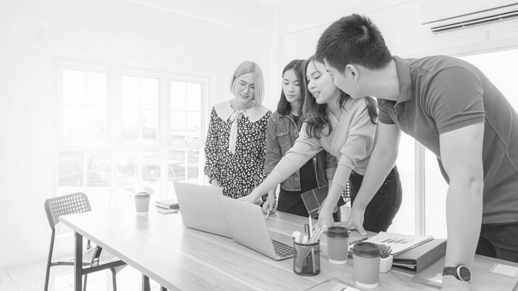 Equipo de Zorantaaneto revisando proyectos con clientes en Las Palmas